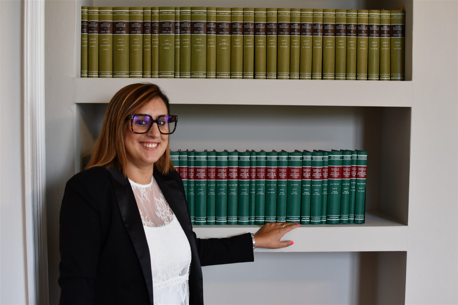 Avv. Elisa Colombo nella biblioteca dello Studio
