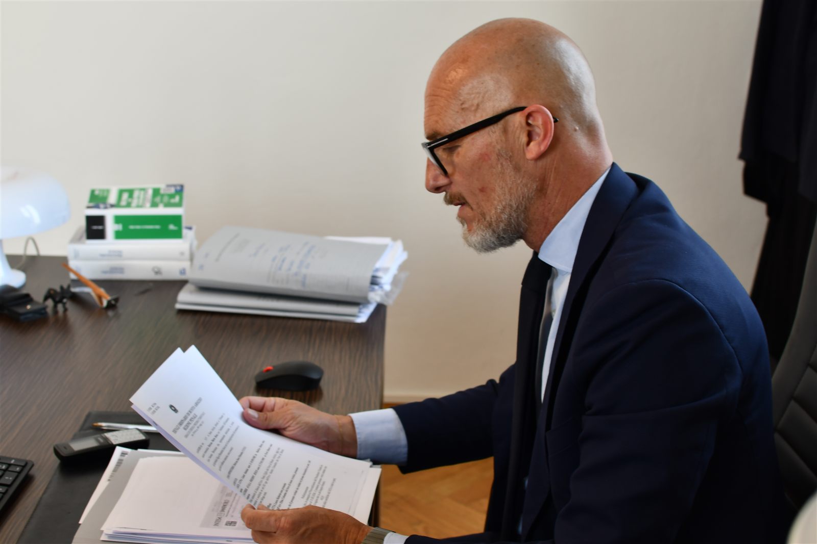 Avv. Luca Abbiati studia un fascicolo