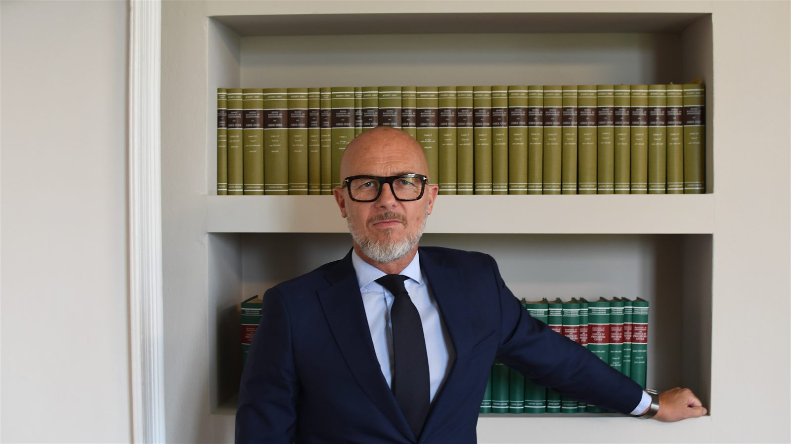 Avv. Luca Abbiati nella biblioteca dello Studio