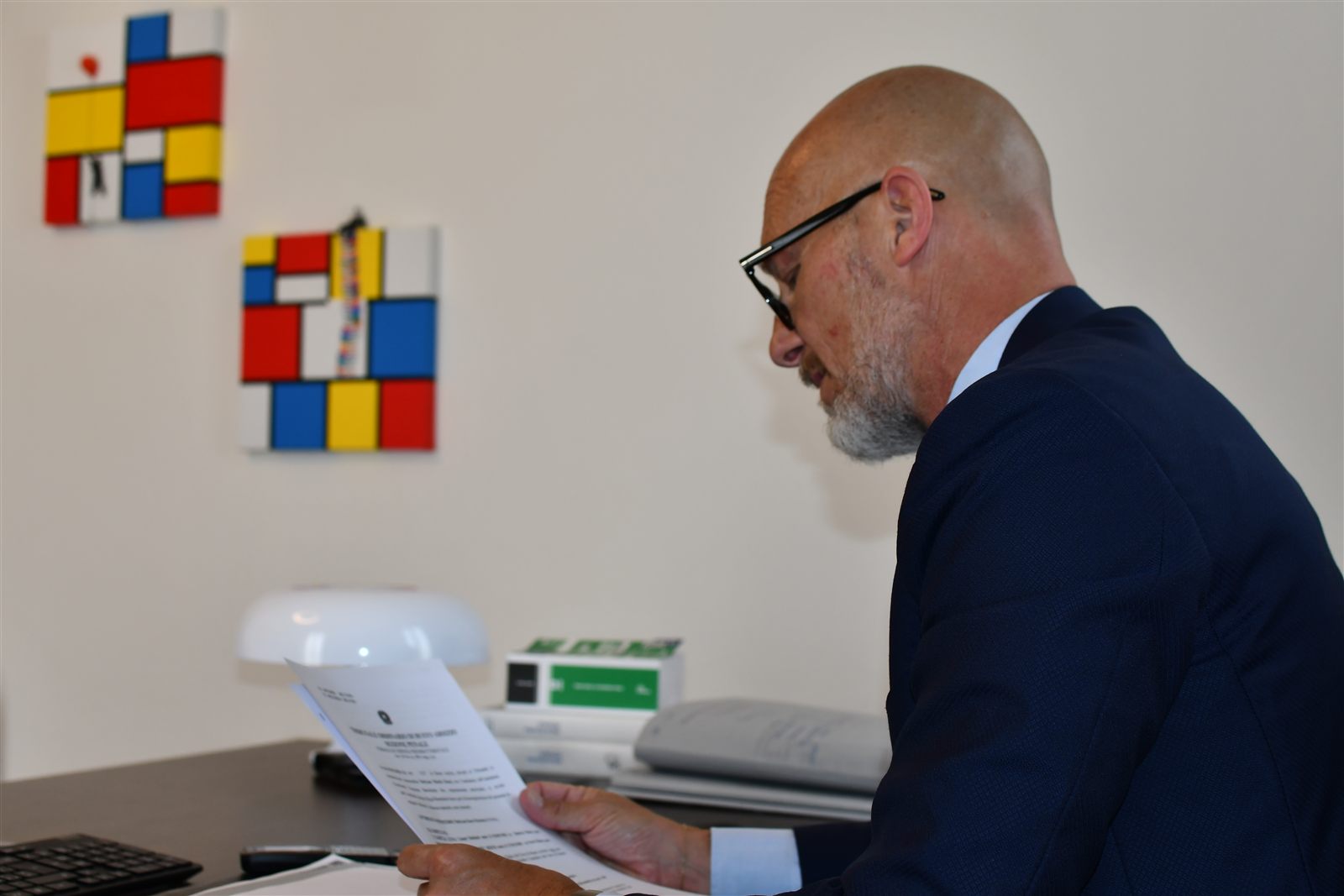 Avv. Luca Abbiati esamina un atto