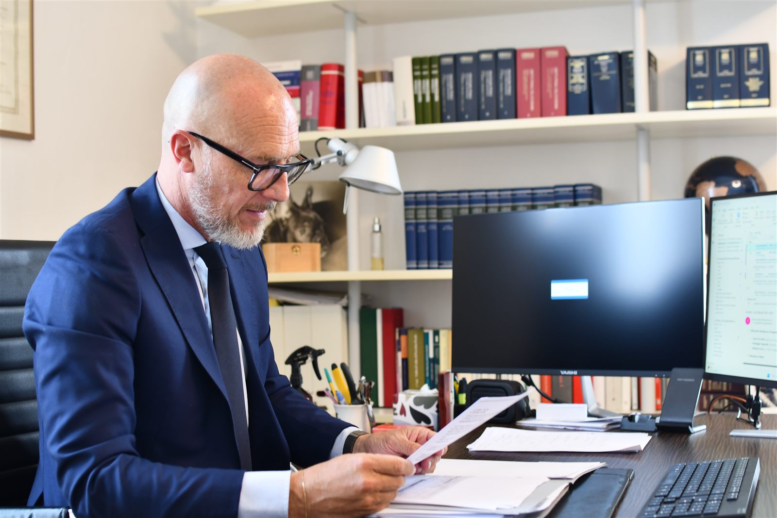 Avv. Luca Abbiati alla scrivania