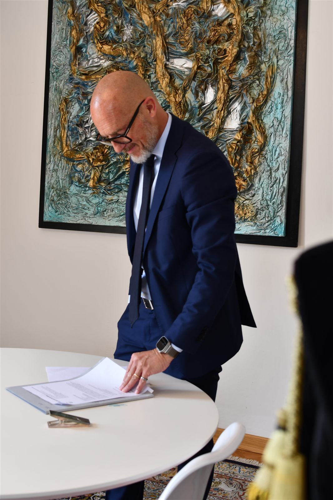 Avv. Luca Abbiati esamina un fascicolo nella sala riunioni