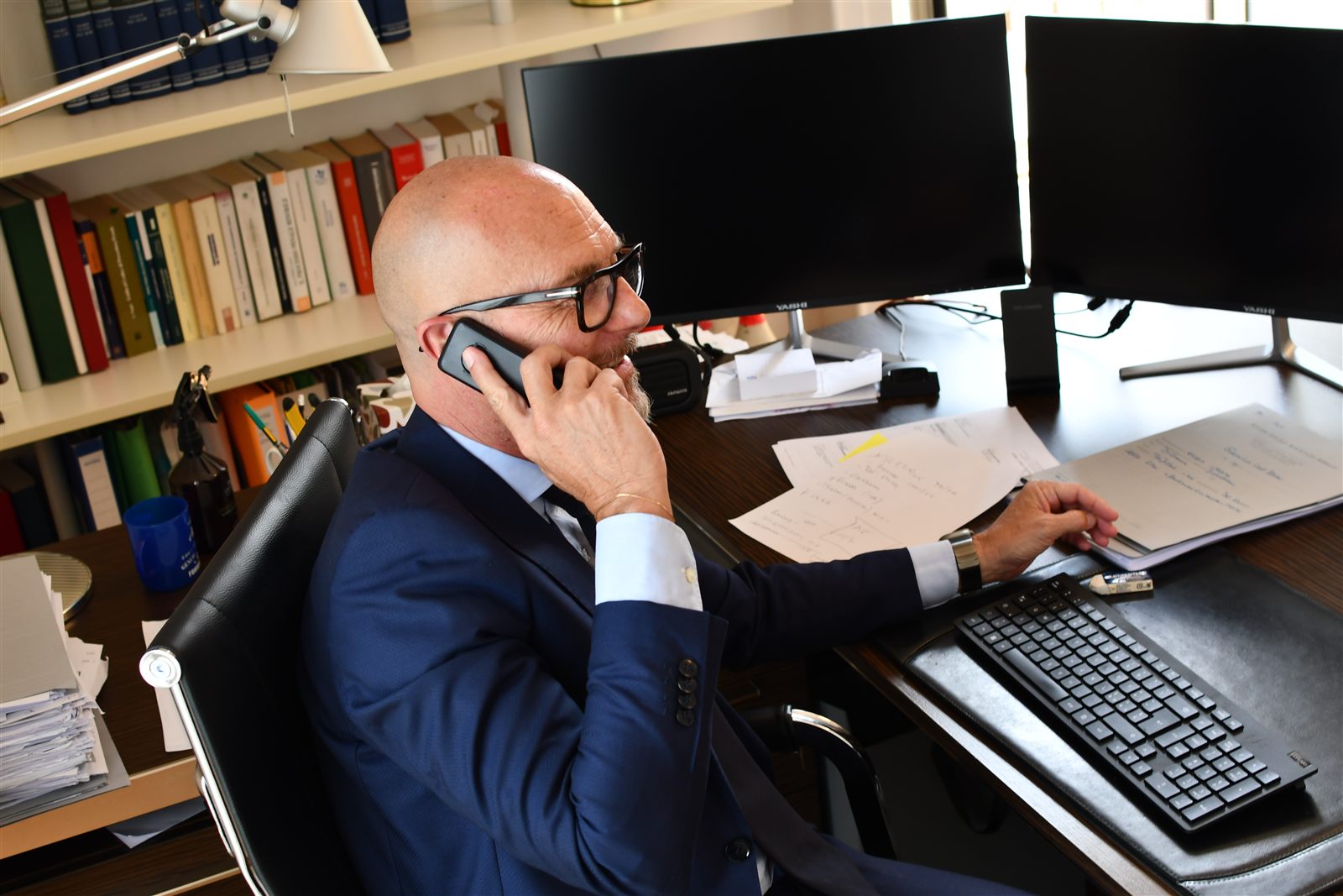 Avv. Luca Abbiati al telefono nel suo ufficio