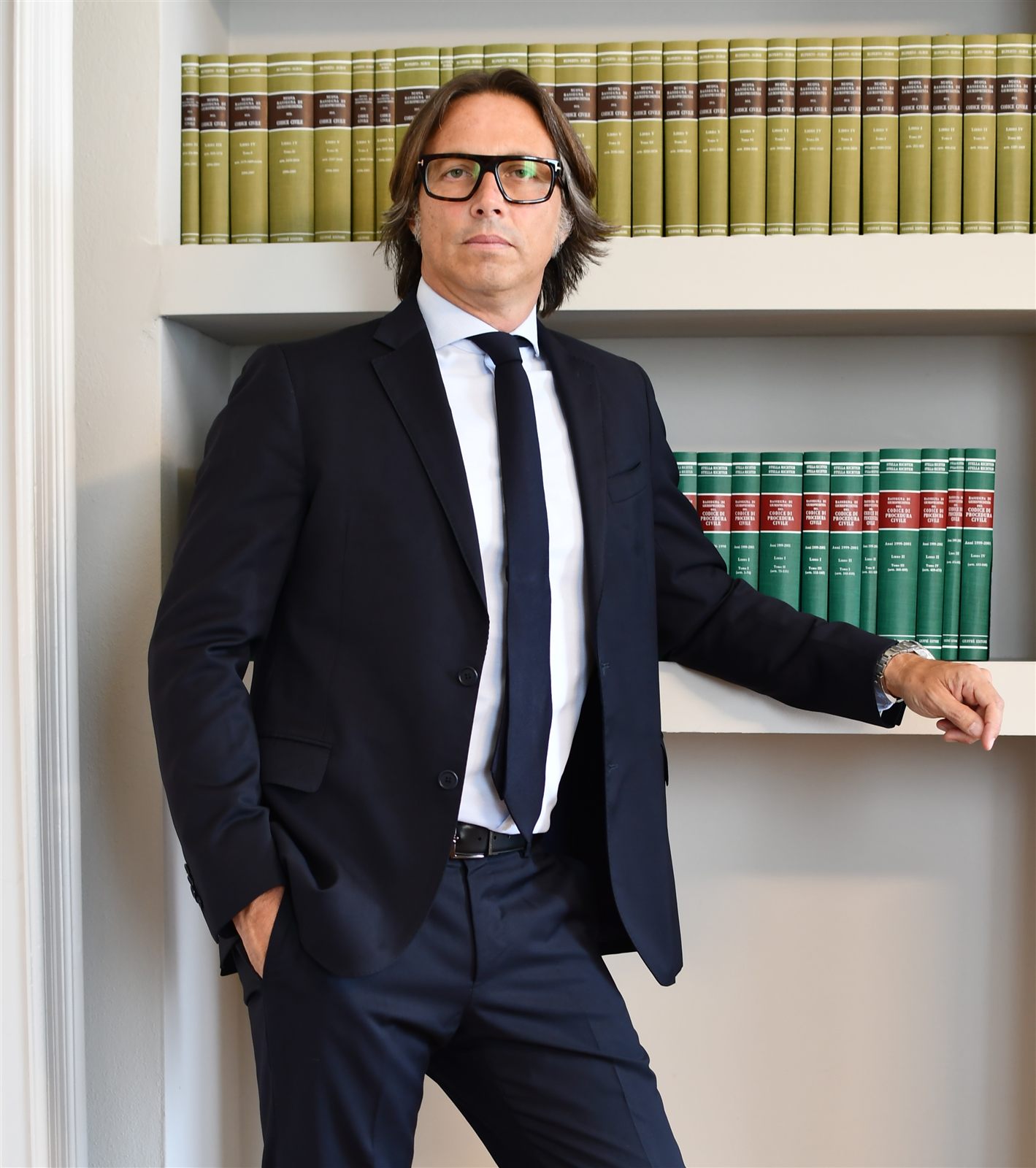Avv. Matteo Luigi Abbiati nella biblioteca dello Studio