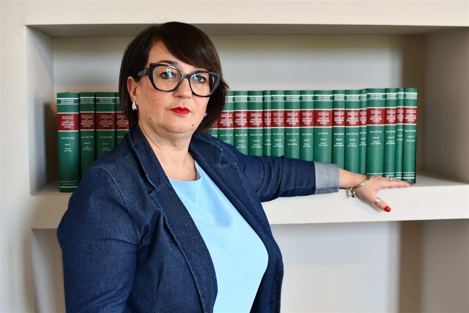 Avv. Monica Malorgio nella biblioteca dello Studio