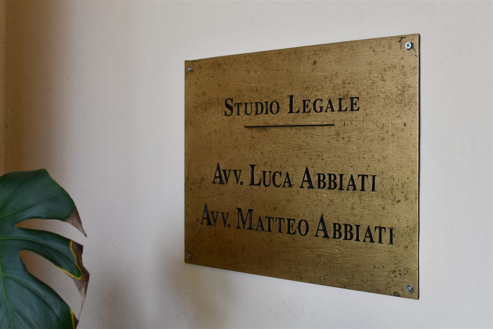La targa in ottone dello Studio Legale Abbiati