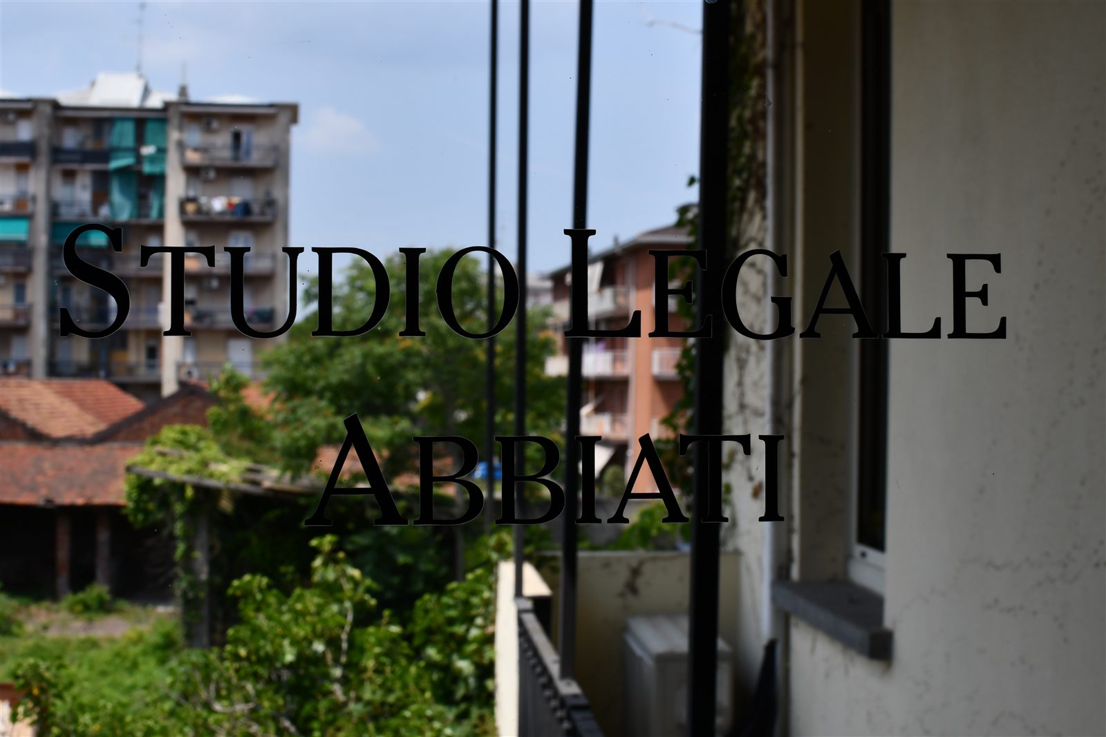 La vetrata d'ingresso dello Studio Legale Abbiati